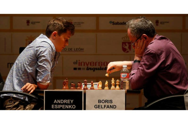 Boris Gelfand se impuso en la segunda semifinal del Magistral de Ajedrez al joven ajedrecista ruso Andrey Esipenko. FERNANDO OTERO