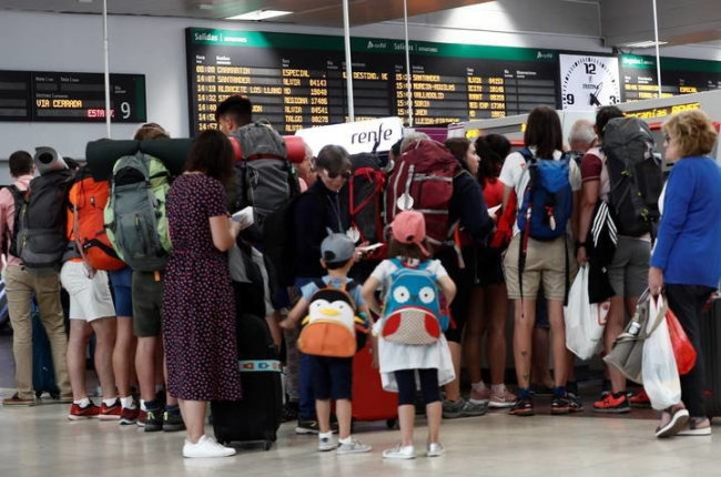 Tránsito de pasajeros en la estación de Madrid-Chamartín. MARISCAL