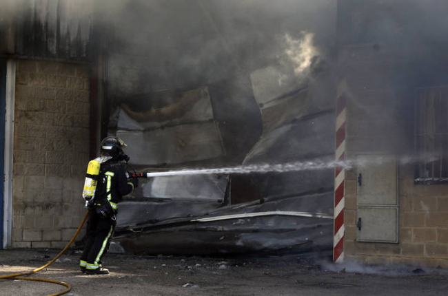 Extinción de un fuego en Valverde de la Virgen.