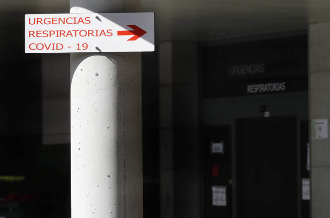 Cartel en el Hospital de León con la indicación de las urgencias Covid-19. RAMIRO