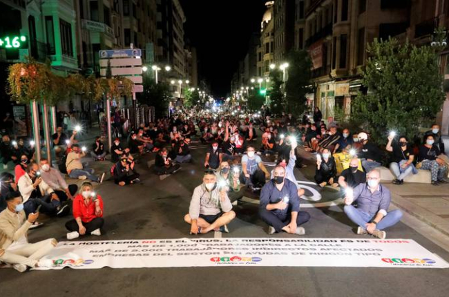 Manifestación de hosteleros por Ordoño en protesta por el horario de cierre impuesto por el Gobierno el pasado mes de agosto. RAMIRO