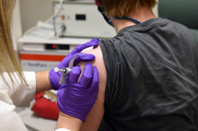 Fotografía cedida por la Facultad de Medicina de la Universidad de Maryland que muestra a un participante mientras recibe una dosis de una vacuna.