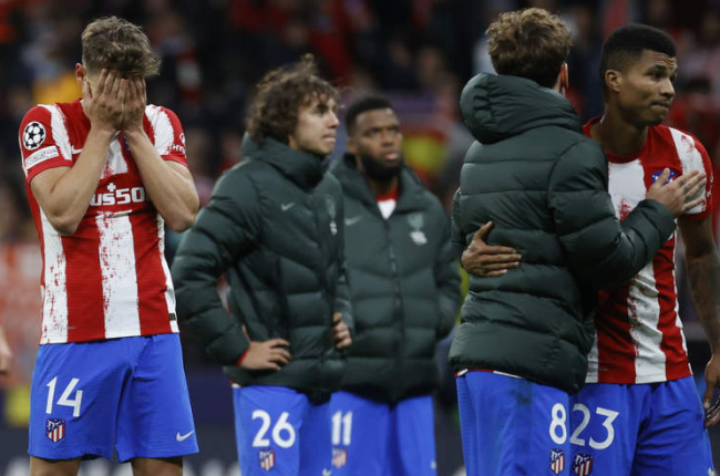 Los jugadores del Atlético de Madrid, desolados tras su eliminación de la Liga de Campeones a manos del City. JUANJO MARTÍN