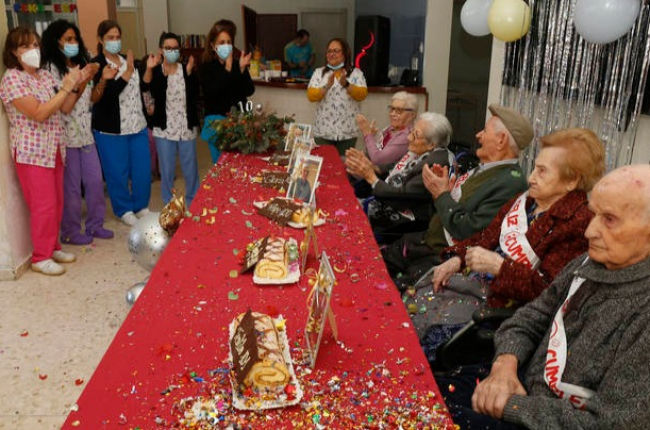 Tres mujeres y dos hombres centenarios homenajeados en la residencia de Armunia. FERNANDO OTERO
