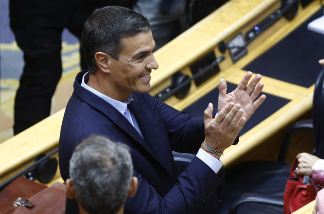 Pedro Sánchez recibe el aplauso de los miembros del grupo parlamentario socialista ayer, en el Senado. RODRIGO JIMÉNEZ