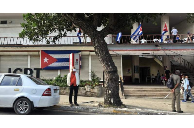 Banderas cubanas en una calle de La Habana, ayer EFE