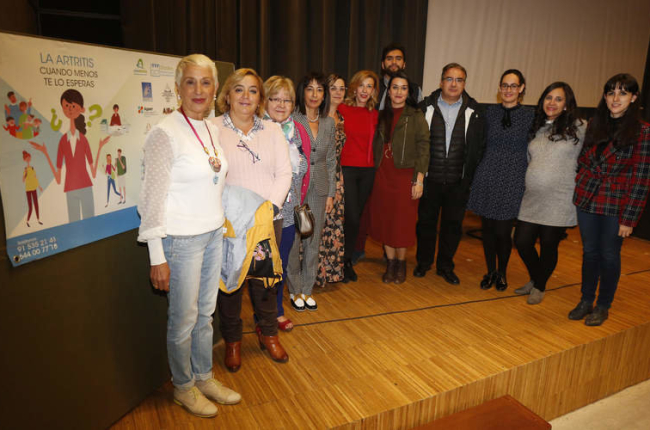 El equipo médico y de enfermería del Servicio de Reumatología participó en los Diálogos sobre artritis' ayer en León. FERNANDO OTERO