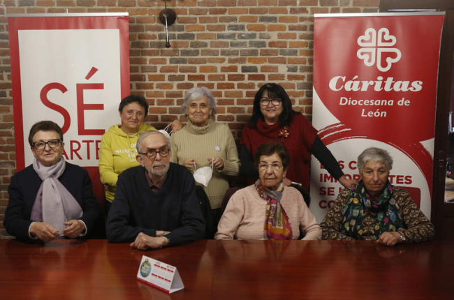 Beatriz Gallego, en el centro, con personal de Cáritas. F. OTERO