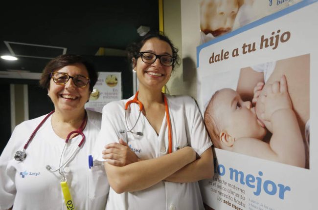 Diana Martínez (matrona) y Silvia Rodríguez (ginecóloga), coordinadoras de la guía sobre lactancia para profesionales. JESÚS F. SALVADORES