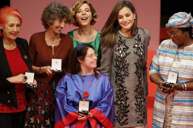Isabel García, en el medio con vestido azul, con el resto de las galardonadas. JOSÉ MANUEL VIDAL