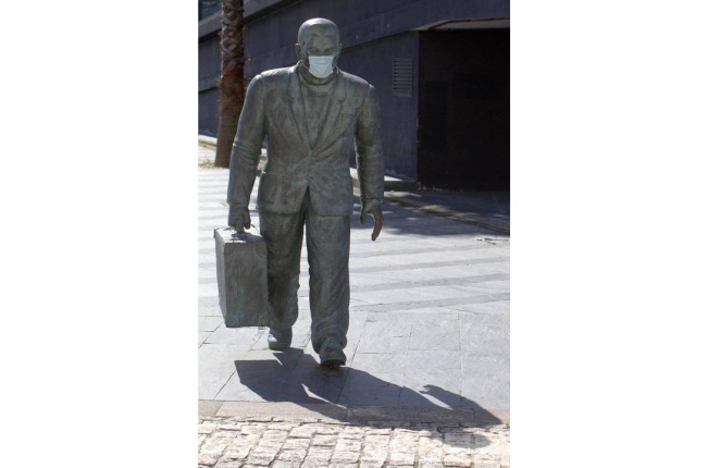 Una de las esculturas de la obra en honor a los emigrantes del puerto de Vigo. SALVADOR SAS