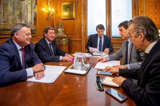 Mañueco, en su reunión de trabajo en Burgos con el alcalde y el presidente de la Diputación.