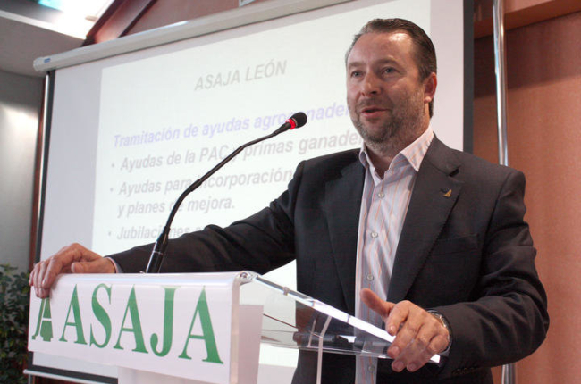El presidente de Asaja Castilla y León, Donaciano Dujo, clausura la asamblea general ordinaria del sindicato celebrada en León. Carlos S. Campillo/ICAL