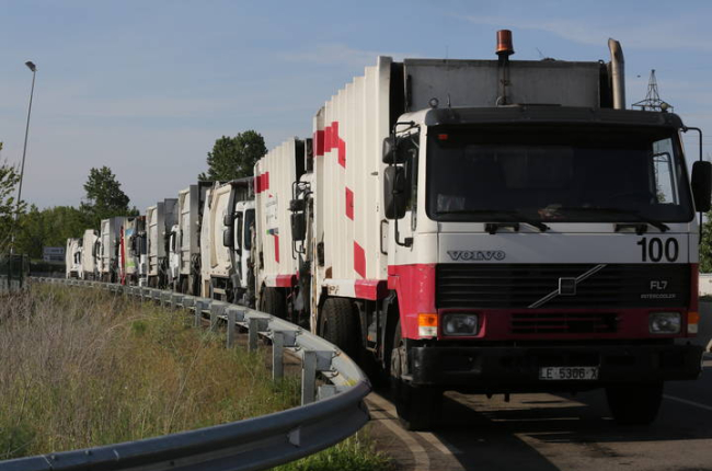 Camiones a la puerta de una d e las plantas en la huelga de 2015. MARCIANO PÉREZ