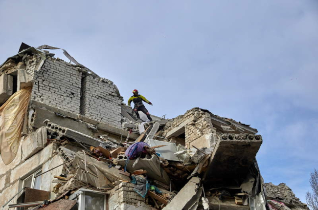Imagen de la limpieza de escombros en una vivienda bombardeada. SERGEI KHORLOV