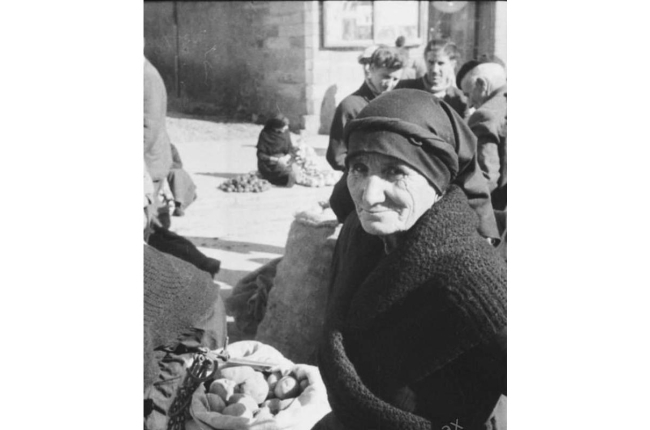 Vendedora de patatas en Val de San Lorenzo. ESTATE OF ALAN LOMAX
