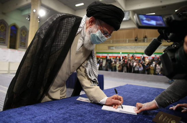 El ayatollah Ali Jamenei, votando ayer en un colegio electoral en Teherán. LEADER OFFICE HANDOUT