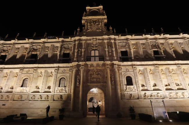La fachada plateresca del Hostal de San Marcos en una noche de invierno, tras su reinauguración. JESÚS F. SALVADORES