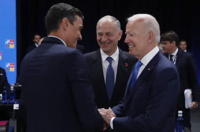 Pedro Sánchez saluda efusivamente a Joe Biden. JUAN CARLOS HIDALGO