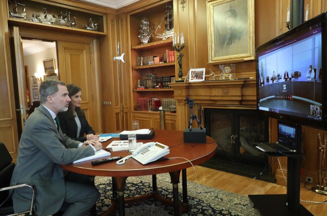 Los reyes de España Felipe y Letizia, durante la videoconferencia con el sector automovilístico reconvertido en industria sanitaria. EFE/TWITTER/CASA SM EL REY