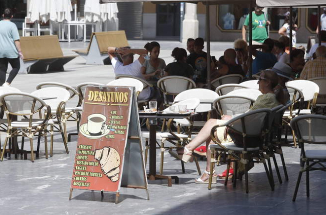 La actividad de las terrazas está sujeta a tasas que los empresarios creían anuladas por el Ayuntamiento. RAMIRO