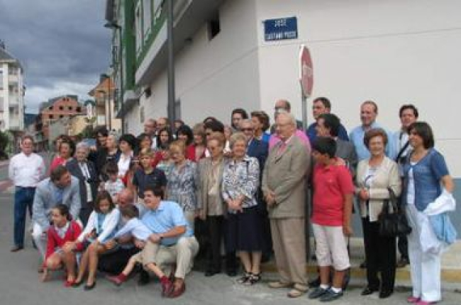 La imagen muestra al grupo familiar en la calle Castaño Posse, donde se descubrió la placa.