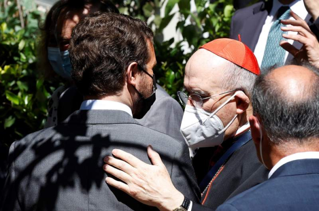 Pablo Casado saluda ayer al arzobispo de Madrid, Carlos Osoro, en un acto público. CHEMA MOYA