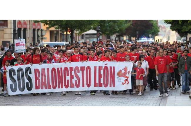 La ‘marea roja’ de aficionados que en número de mil solicitaron por las calles de León que no se deje morir a un club con 32 años de vida.
