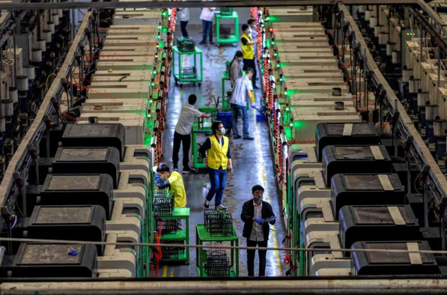 Operarios trabajan en la fábrica Everwin Precision Technolog ayer, en Dongguan, China. ALEKSANDAR PLAVEVSKI