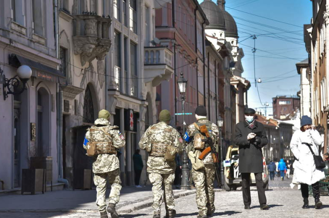 Imagen de tres soldados en la ciudad de Lviev. VITALIY HRABAR