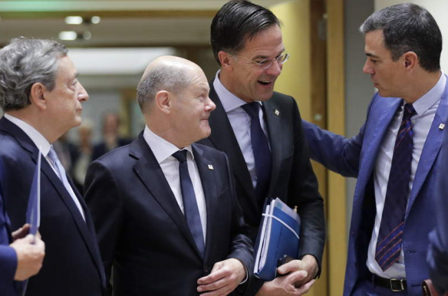 Mario Draghi, el canciller Olaf Scholz, el primer ministro holandés Mark Rutte y Pedro Sánchez ayer, en Bruselas. OLIVIER HOSLET