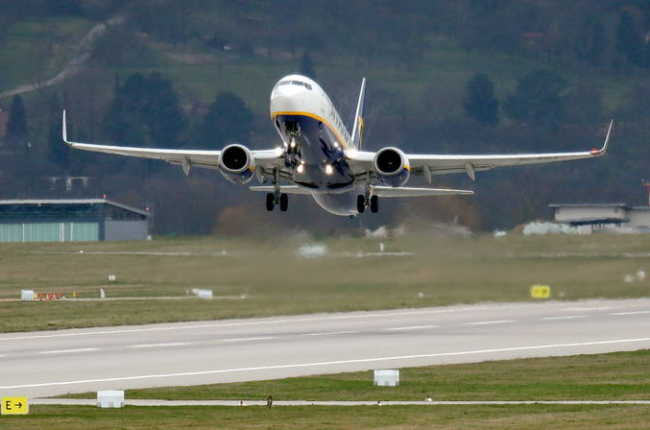 Un avión de Ryanair despega en Alemania. RONALD WITTEK