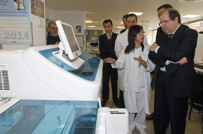 Herrera, ayer, durante su visita al Hospital de Benavente.