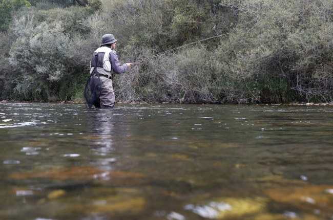 La temporada de pesca llega a su fin en los ríos regulados de la provincia leonesa. FERNANDO OTERO