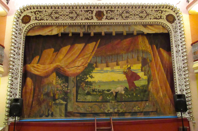 Telón y boca de escena del teatro de Villafranca del BIerzo. DIPUTACIÓN DE LEÓN