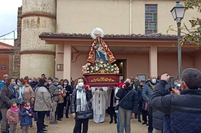 Imagen de la Virgen, ayer, a la salida de la iglesia de La Milla del Páramo en el inicio de la procesión. DL
