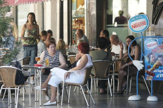 Gente sentada en la terraza de un bar en León. FERNANDO OTERO
