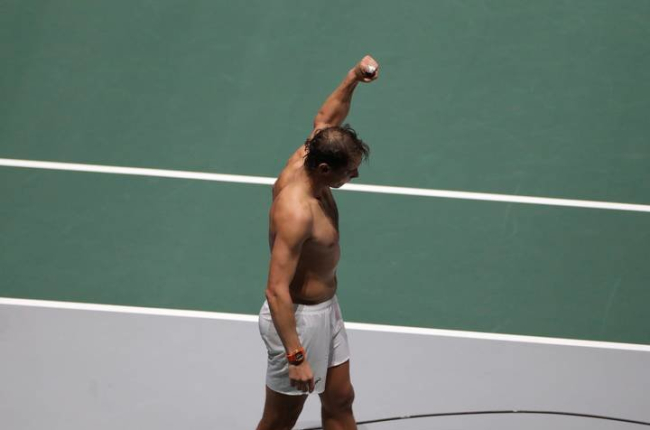 El tenista español Rafa Nadal celebra su victoria ente el ruso Karen Jachánov durante el partido correspondiente a la segunda jornada de la Copa Davis que se disputa este martes en la Caja Mágica de Madrid. EFE/JuanJo Martín.