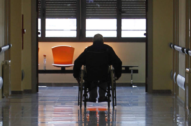 Una persona dependiente se traslada en su silla de ruedas. JESÚS F. SALVADORES
