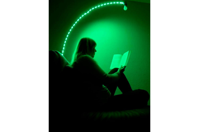 Imagen de una mujer que lee con poca luz.  KRIS HANNING