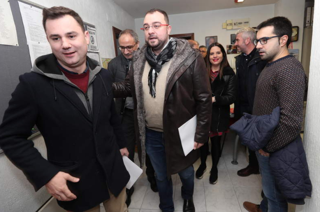 Cendón y Barbón, a su llegada a la sede del PSOE, junto a otros miembros del partido. ANA F. BARREDO