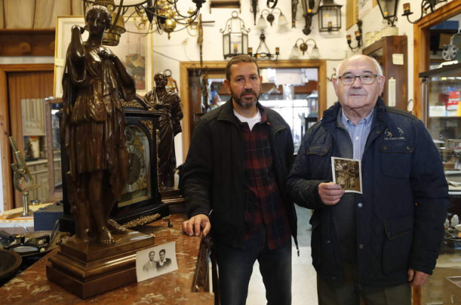 Ángel Sastre posa con su hijo Ángel Carlos, que actualmente está al frente del negocio de Antigüedades Ángel en Boñar. RAMIRO