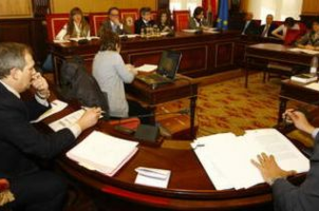 Canuria, a la izquierda, escucha la intervención de Cardo sobre el IBI, durante el Pleno municipal.