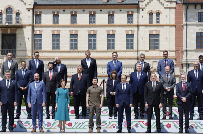 Zelenski en el centro, en la foto oficial de la cumbre de la UE celebrada en Moldavia. PETER KLAUNZER