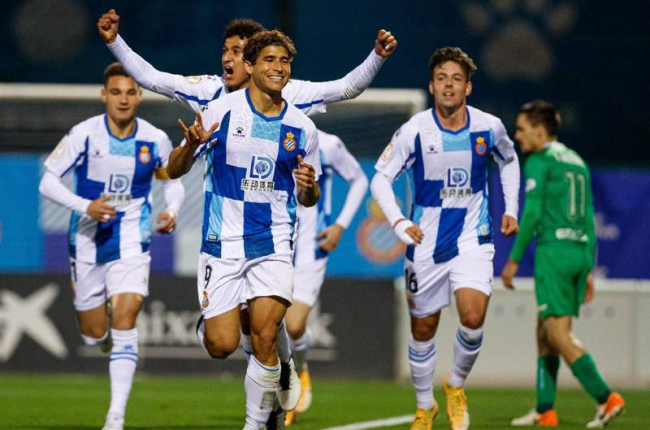 Becerra celebra uno de los 11 goles anotados la pasada temporada con el Espanyol B. LA GRADA