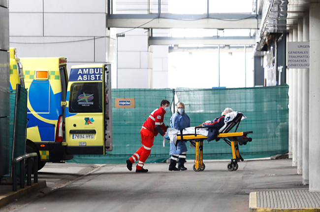 Un enfermo de covid ingresa en el área de Urgencias del Hospital de León. MARCIANO PÉREZ