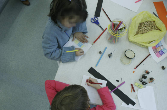 Dos niños participan en un taller creativo. VÍCTOR ARIAS