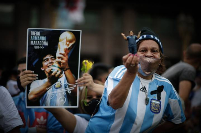 Seguidores de Diego Armando Maradona a las puertas de la Casa Rosada. RONCORONI