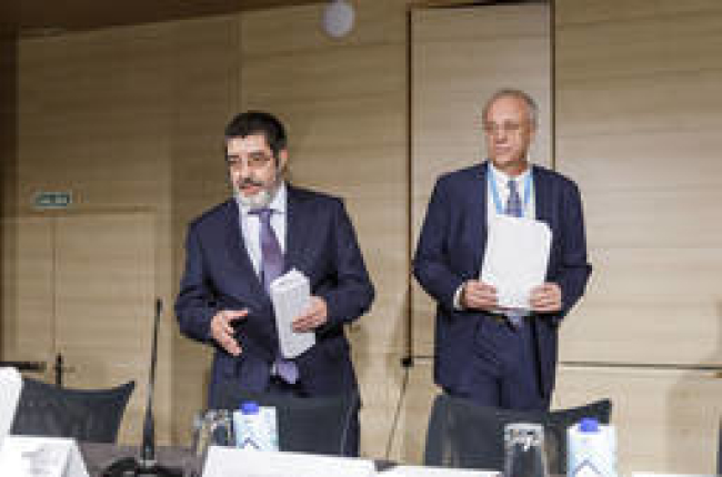 El gerente regional de Sacyl, Manuel Mitadiel (I), junto al viceconsejero de humanización sanitaria de la Comunidad de Madrid, José María Antón. NACHO VALVERDE