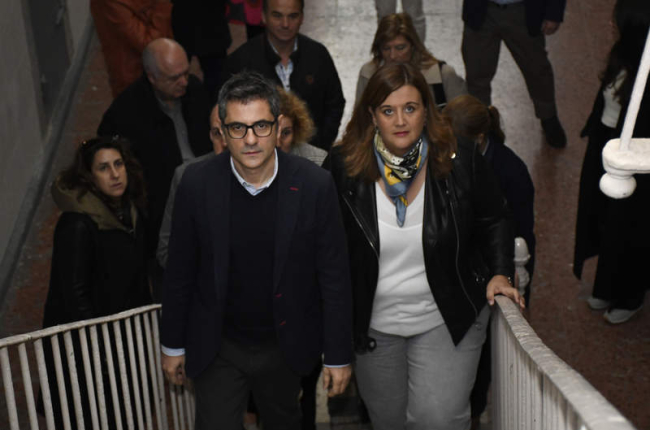 La alcaldesa de Segovia junto al ministro de la Presidencia, Félix Bolaños. PABLO MARTÍN